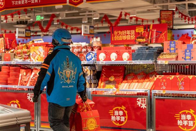 办高峰：90后掌勺专攻“C位硬菜”便利店成年货采购地ayx爱游戏app蛇年春节不足半月申城年夜饭迎来置(图3)