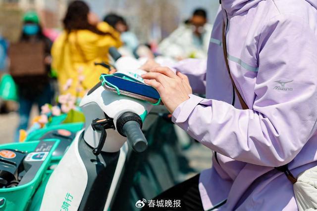 机支架”再升级提升昆明用户骑游体验爱游戏ayx网站滴滴青桔电单车“手(图3)